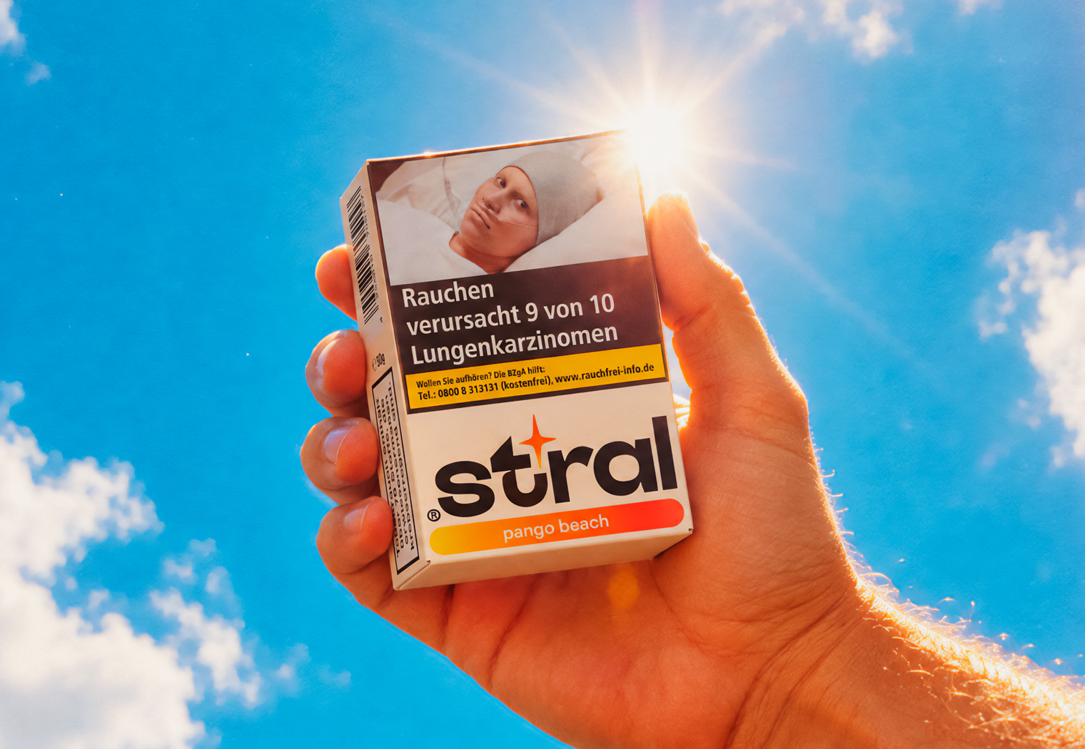 stral pango beach 50g in der Hand vor blauem Himmel