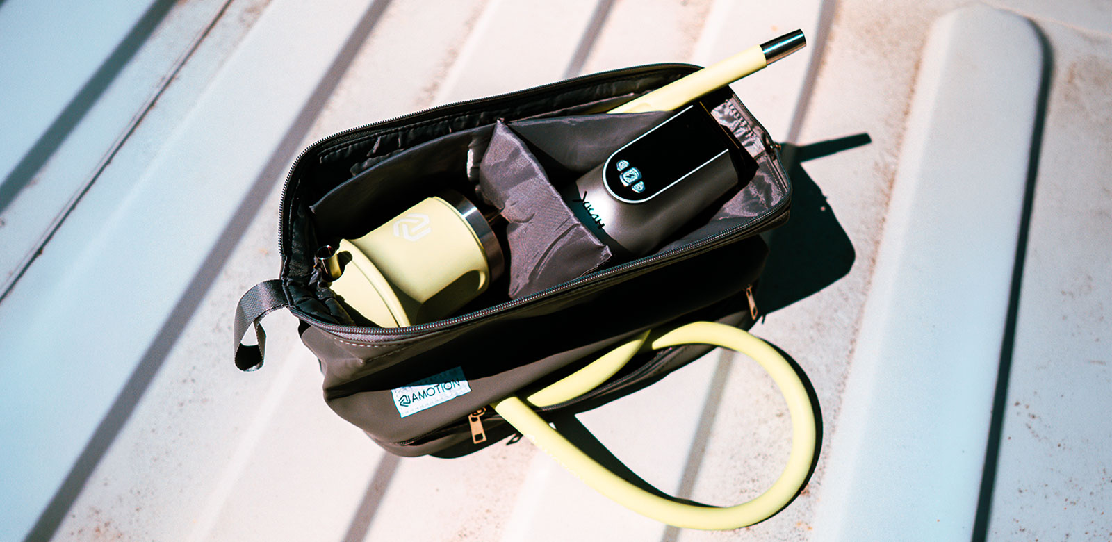 Gepackte AMOTION Roam Reisetasche mit XKAH Pro, Bowl und Schlauch